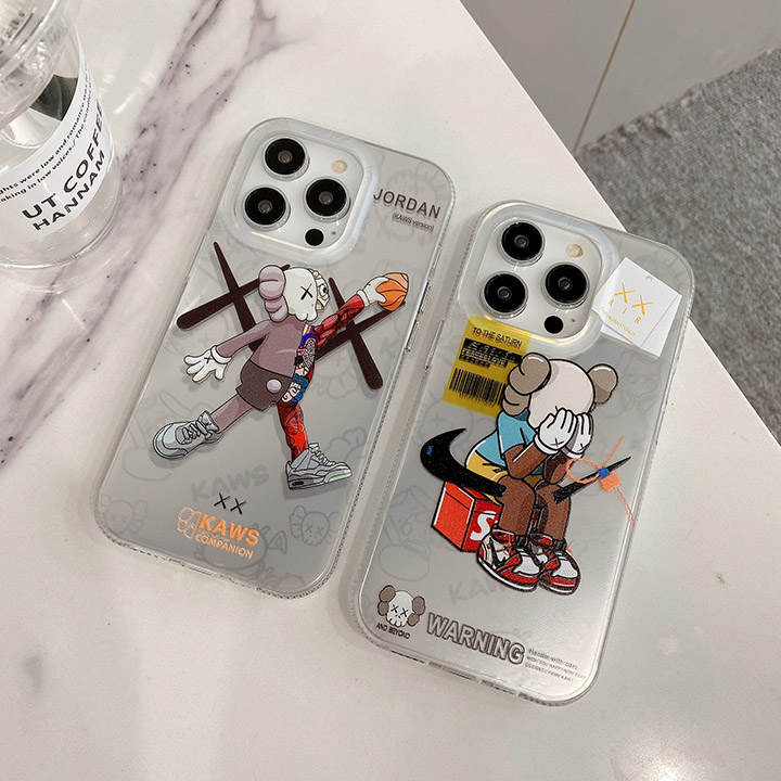 アイフォーン17plus カバー kaws カウズ 