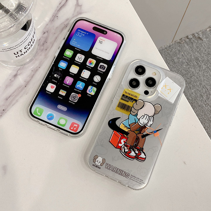 カウズ ケース アイフォン17プロ 