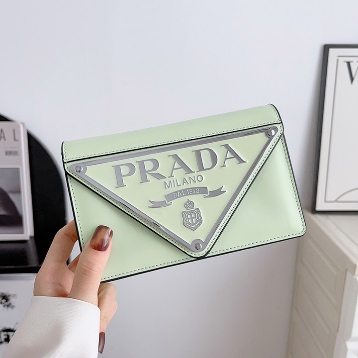 prada プラダ 携帯ケース アイフォン17プロ  女性