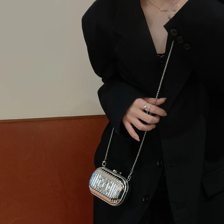 chanel シャネル ケース アイフォーン17plus 