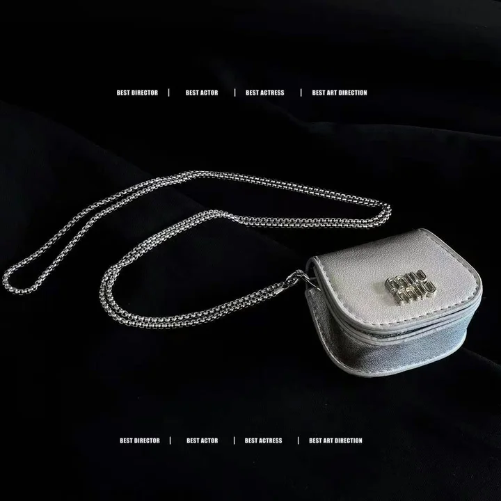 miumiu ミュウミュウ 収納ケース アイフォン17 