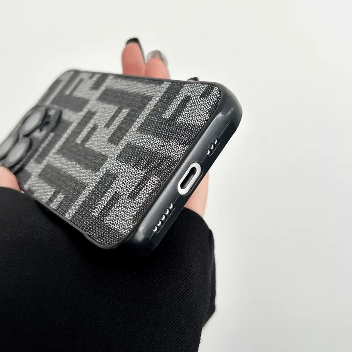 ハイブランド ケース アイホン16 フェンディ fendi 