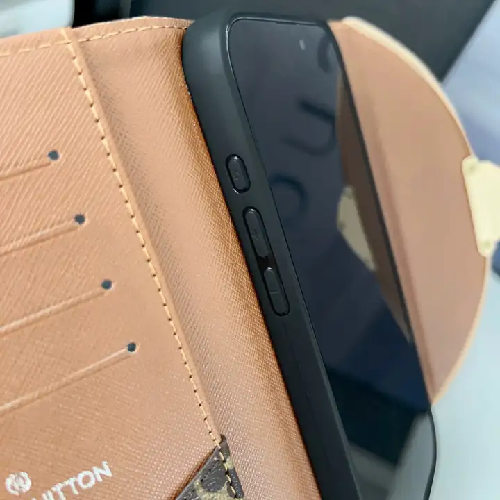 ハイブランド カバー アイフォーン16 Pro